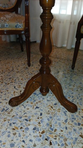 Conjunto mesa marquetería y 2 sillones clásicos