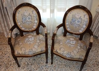 Conjunto mesa marquetería y 2 sillones clásicos