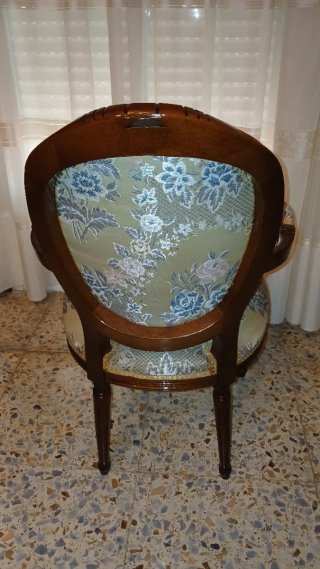 Conjunto mesa marquetería y 2 sillones clásicos