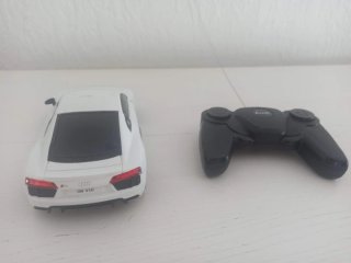 Coche teledirigido Audi blanco