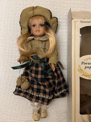 Muñeca de porcelana en caja original