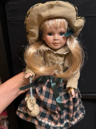 Muñeca de porcelana en caja original