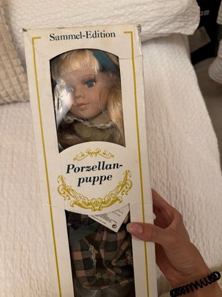 Muñeca de porcelana en caja original