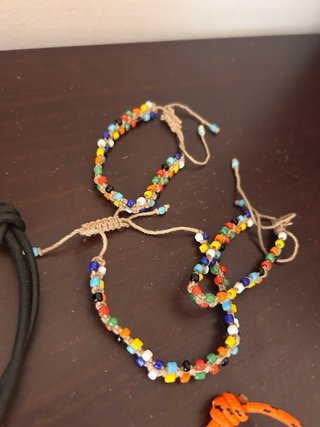 Collar y pulseras de cuero y otras africanas