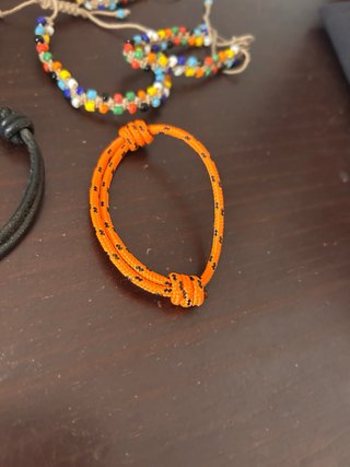 Collar y pulseras de cuero y otras africanas