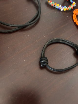 Collar y pulseras de cuero y otras africanas