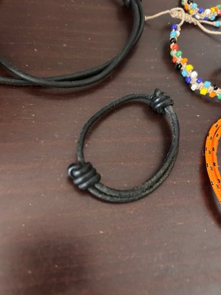 Collar y pulseras de cuero y otras africanas