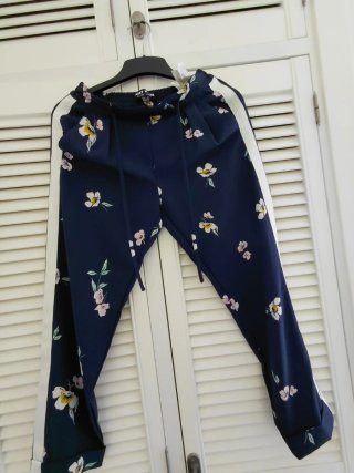 Pantalón estampado flores azul marino T.34