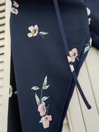 Pantalón estampado flores azul marino T.34