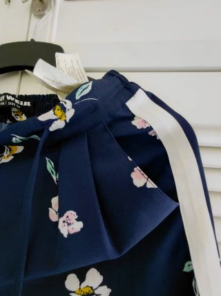 Pantalón estampado flores azul marino T.34