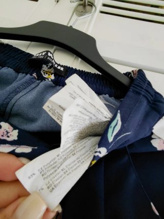 Pantalón estampado flores azul marino T.34