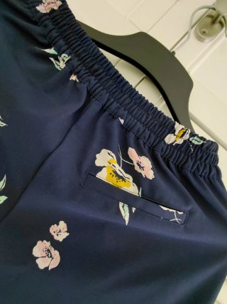 Pantalón estampado flores azul marino T.34