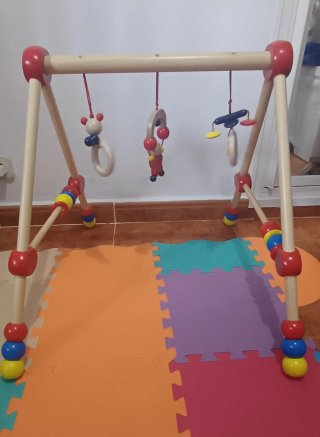 Gimnasio de madera para bebé