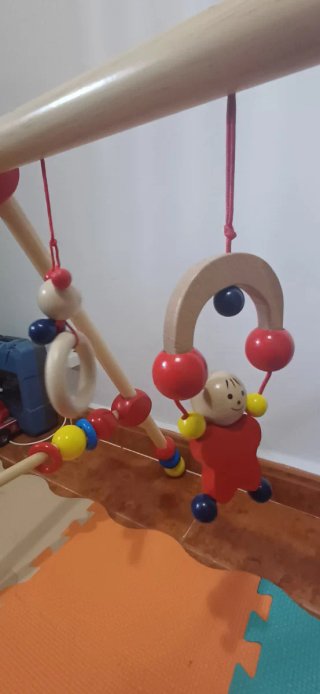 Gimnasio de madera para bebé