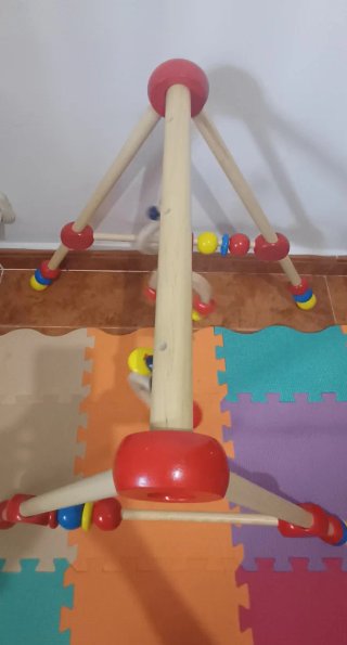 Gimnasio de madera para bebé