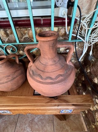 Juego de cántaros de barro con mueble