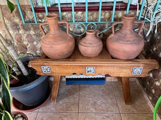 Juego de cántaros de barro con mueble