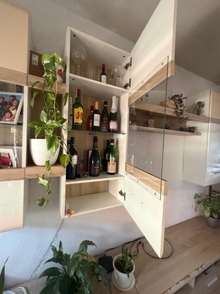 Mueble de salón con vitrinas y luces