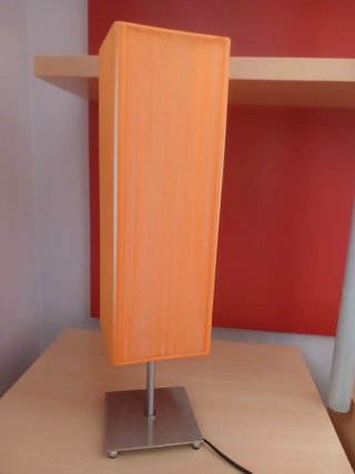 Lámpara de mesa naranja y plateada
