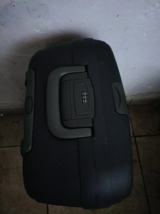 Maleta de viaje gris con ruedas