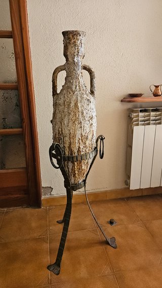 Ánfora antigua con soporte decorativo