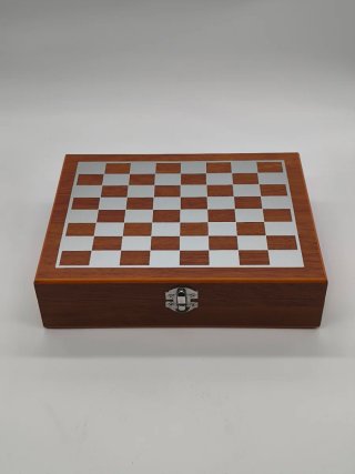 Juego de ajedrez con set de petaca y vasos en caja