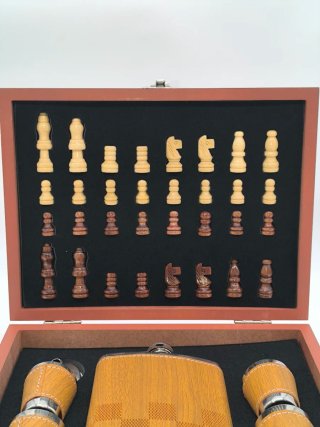 Juego de ajedrez con set de petaca y vasos en caja