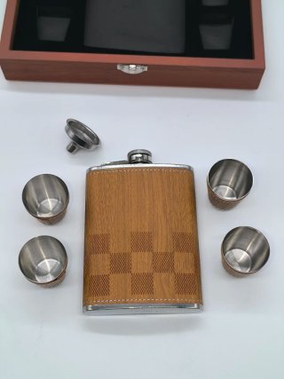 Juego de ajedrez con set de petaca y vasos en caja