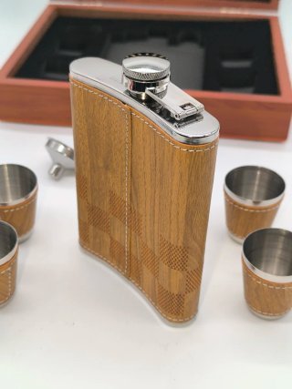Juego de ajedrez con set de petaca y vasos en caja
