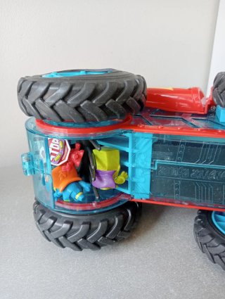 SuperZings, Monster Roller con 6 muñecos