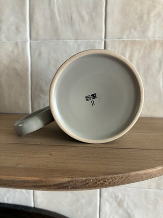 Taza de cerámica gris con asa redonda