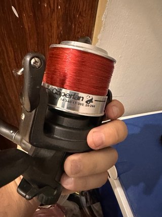 2 carretes de pesca con sedal rojo