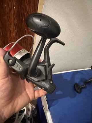 2 carretes de pesca con sedal rojo