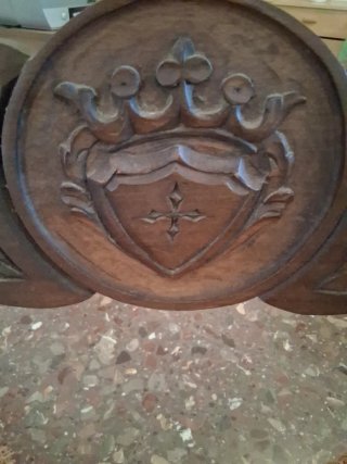 Butaca antigua de madera y terciopelo