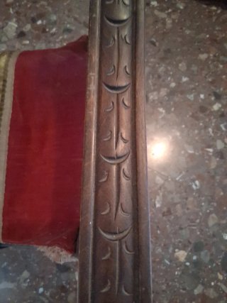 Butaca antigua de madera y terciopelo