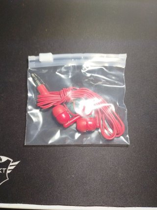 Auriculares con cable rojos