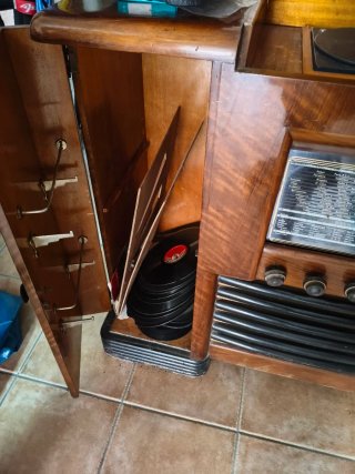 Mueble bar radio tocadiscos antiguo