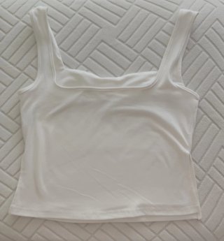 Camiseta tirantes con abertura lateral