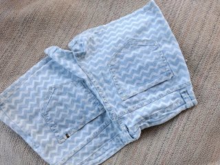 Shorts vaqueros con estampado zig-zag