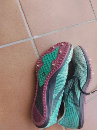 Zapatillas clavos atletismo Brooks