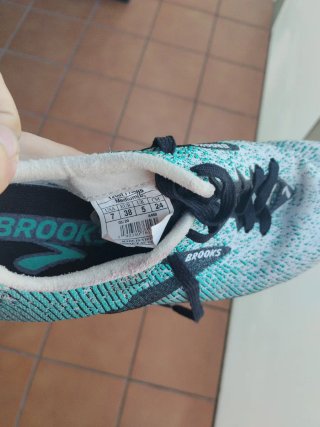 Zapatillas clavos atletismo Brooks