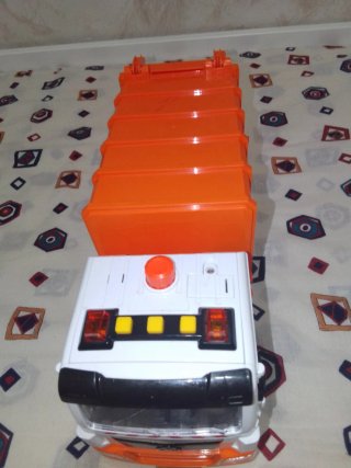 Camión de basura de juguete naranja
