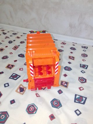 Camión de basura de juguete naranja