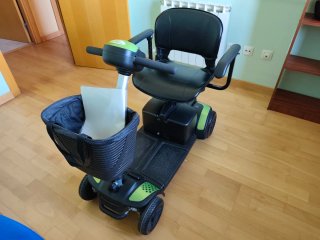Silla de ruedas eléctrica verde y negra