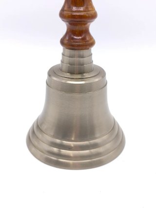 Campana de mano grande metálica y mango de madera