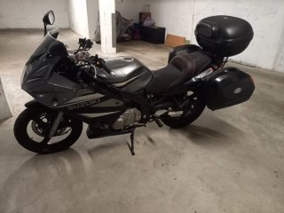 Suzuki GS 500F con maletas y baúl