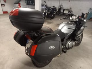 Suzuki GS 500F con maletas y baúl