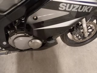 Suzuki GS 500F con maletas y baúl
