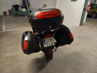 Suzuki GS 500F con maletas y baúl