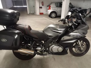 Suzuki GS 500F con maletas y baúl